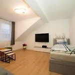 Schoene 80m2, 3 Schlafzimmer, 2 Baeder, Zentrumnah, 3og Appartamento