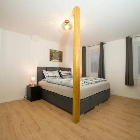 Apartment Schoene 80m2, 3 Schlafzimmer, 2 Baeder, Zentrumnah, 3og