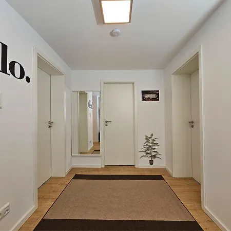 Schoene 80m2, 3 Schlafzimmer, 2 Baeder, Zentrumnah, 3og Apartmán *