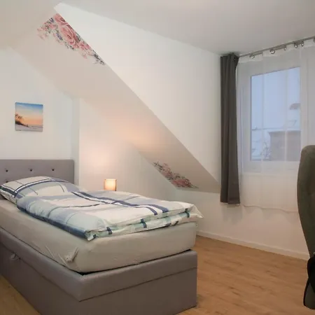 Apartment Schoene 80m2, 3 Schlafzimmer, 2 Baeder, Zentrumnah, 3og
