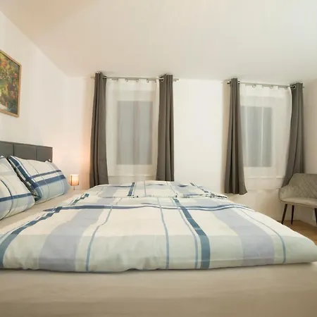 Schoene 80m2, 3 Schlafzimmer, 2 Baeder, Zentrumnah, 3og Apartment
