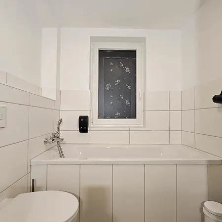 Apartment Schoene 80m2, 3 Schlafzimmer, 2 Baeder, Zentrumnah, 3og